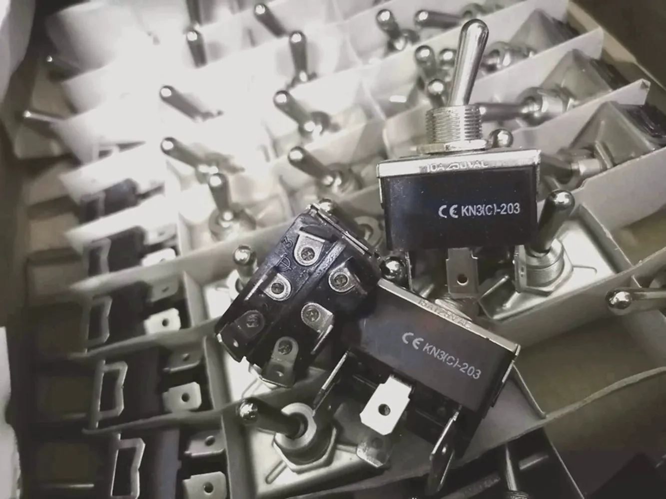 

Оригинальный новый 100% новый переключатель R13-428 KN3(C)-203 10A, 3-позиционный, 6-контактный.
