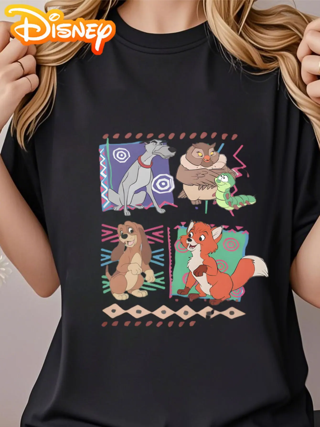 تي شيرت برسومات أصدقاء الحيوانات للسيدات من Disney - تي شيرت أسود برقبة دائرية وأكمام قصيرة مع شخصيات كرتونية نابضة بالحياة وعلم هندسي