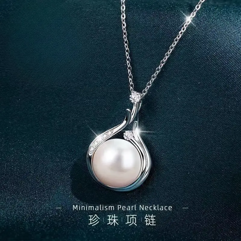 A classic and feminine pearl pendant made of 999 sterling silver material is a great high-end gift for Mother's Day