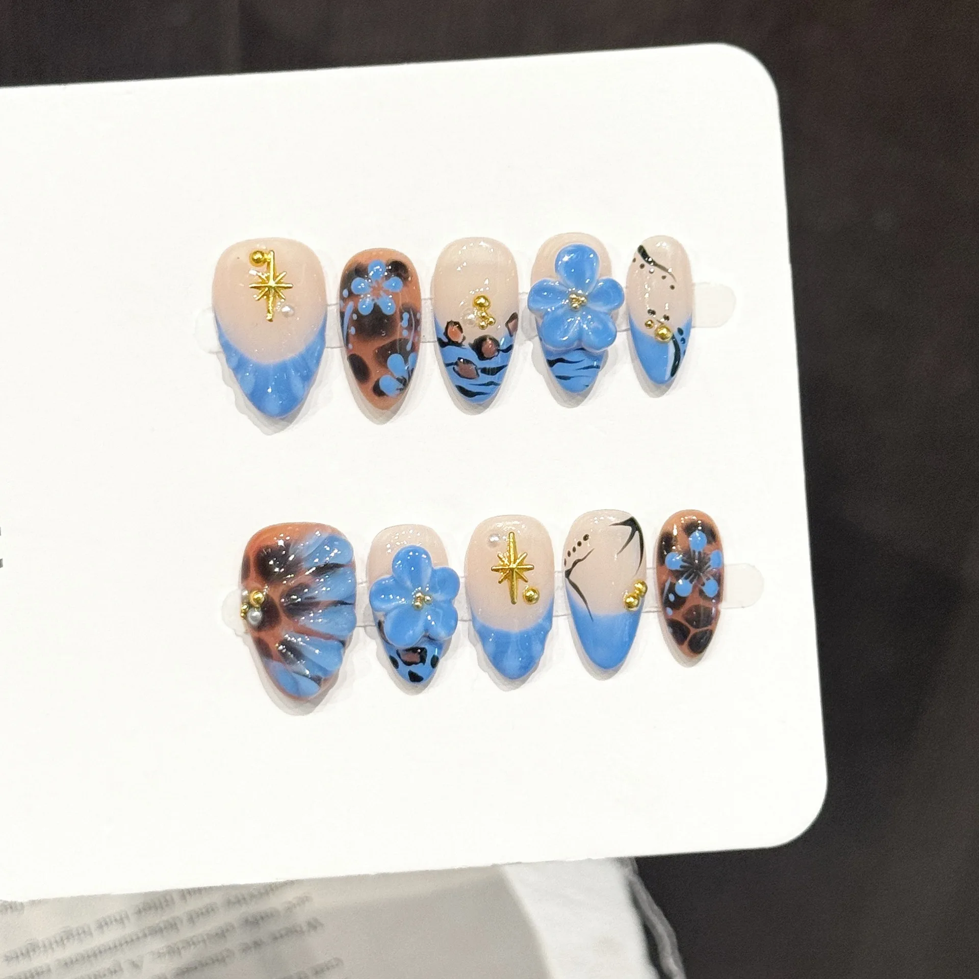 10PCS Short Almond Handmade Press On Nails,Retro Contrasting Color Style,Suitable For Festivals Parties And Daily Wear.