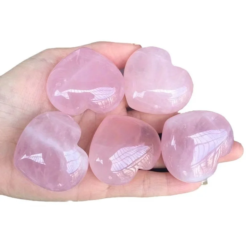 Una pietra di quarzo rosa a forma di cuore - Cristallo rosa in stile bohémien, taglio a cuore, pietra naturale, adatta per l'arredamento della casa.
