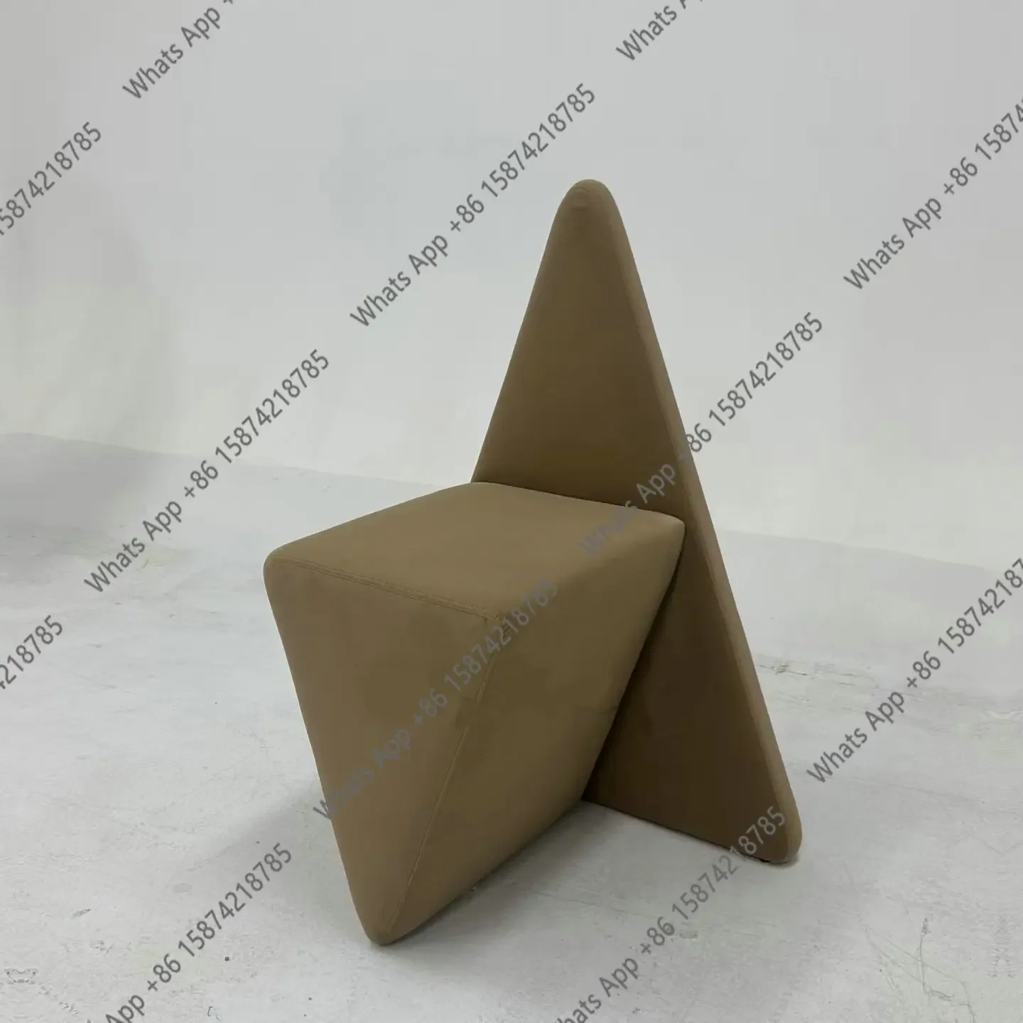 N62 Moderner, schlichter, dreieckiger, kreativer Designer-Einzelsessel aus Stoff für das Wohnzimmer, als Schminkstuhl oder Lesesessel geeignet.