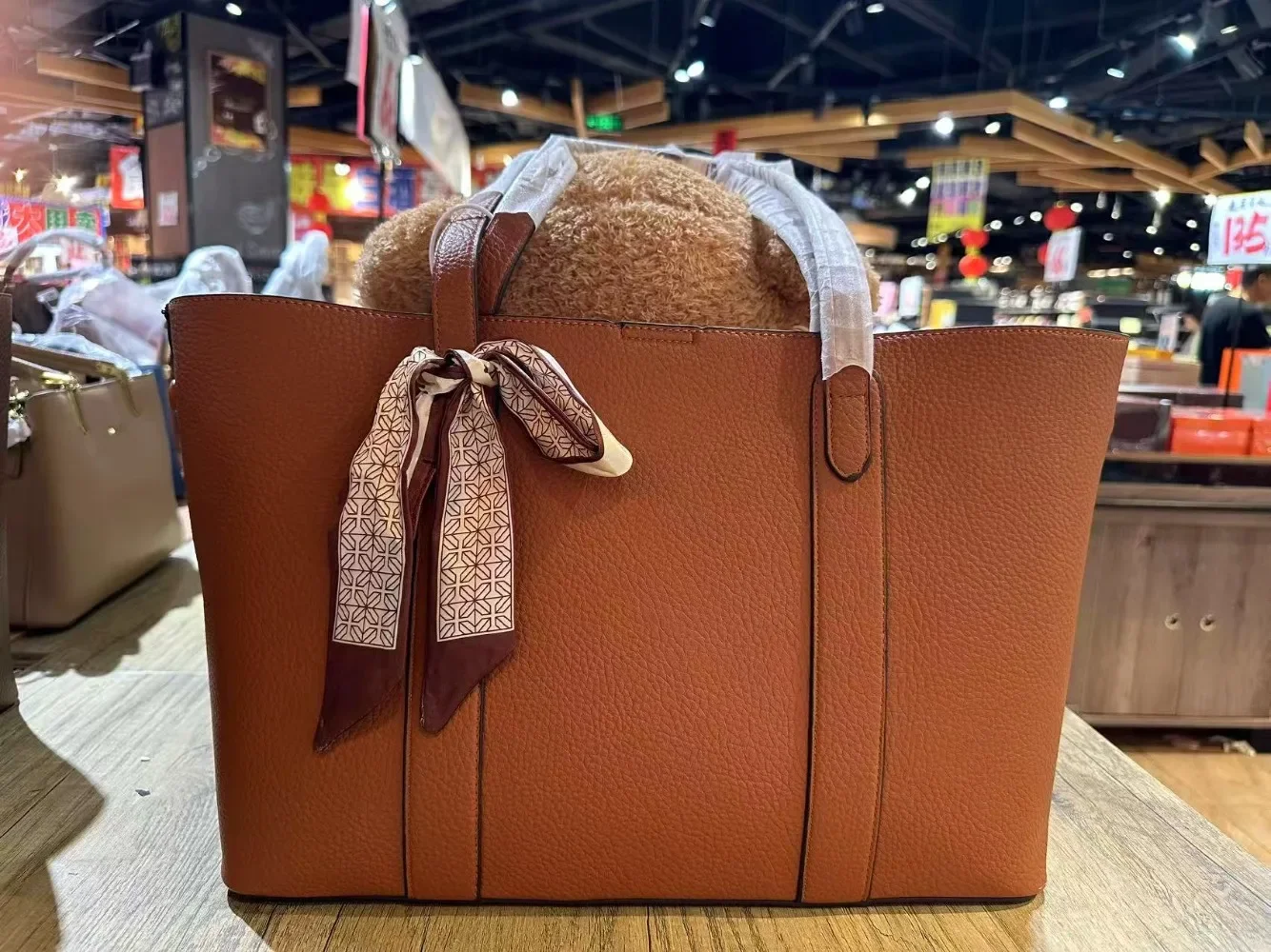 

Korean version large capacity women's bag 2025 new Korean style trendy tote bag, stylish and simple shoulder bag shopping bag