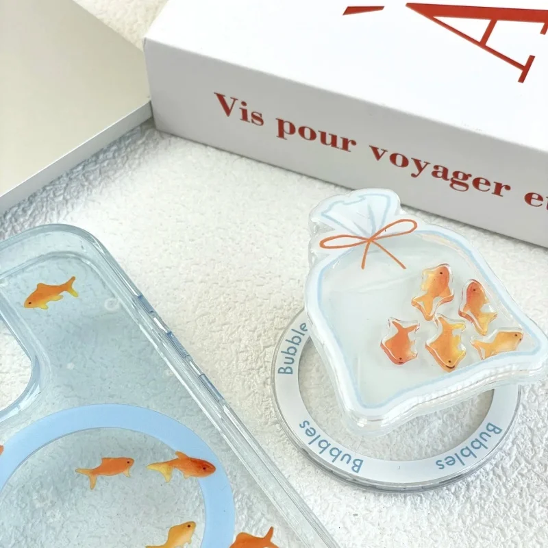 Gradiente Aqua Blue Cute Little Goldfish Magsafe Funda de carga inalámbrica para iPhone 15 16 Goldfish Shake Soporte magnético