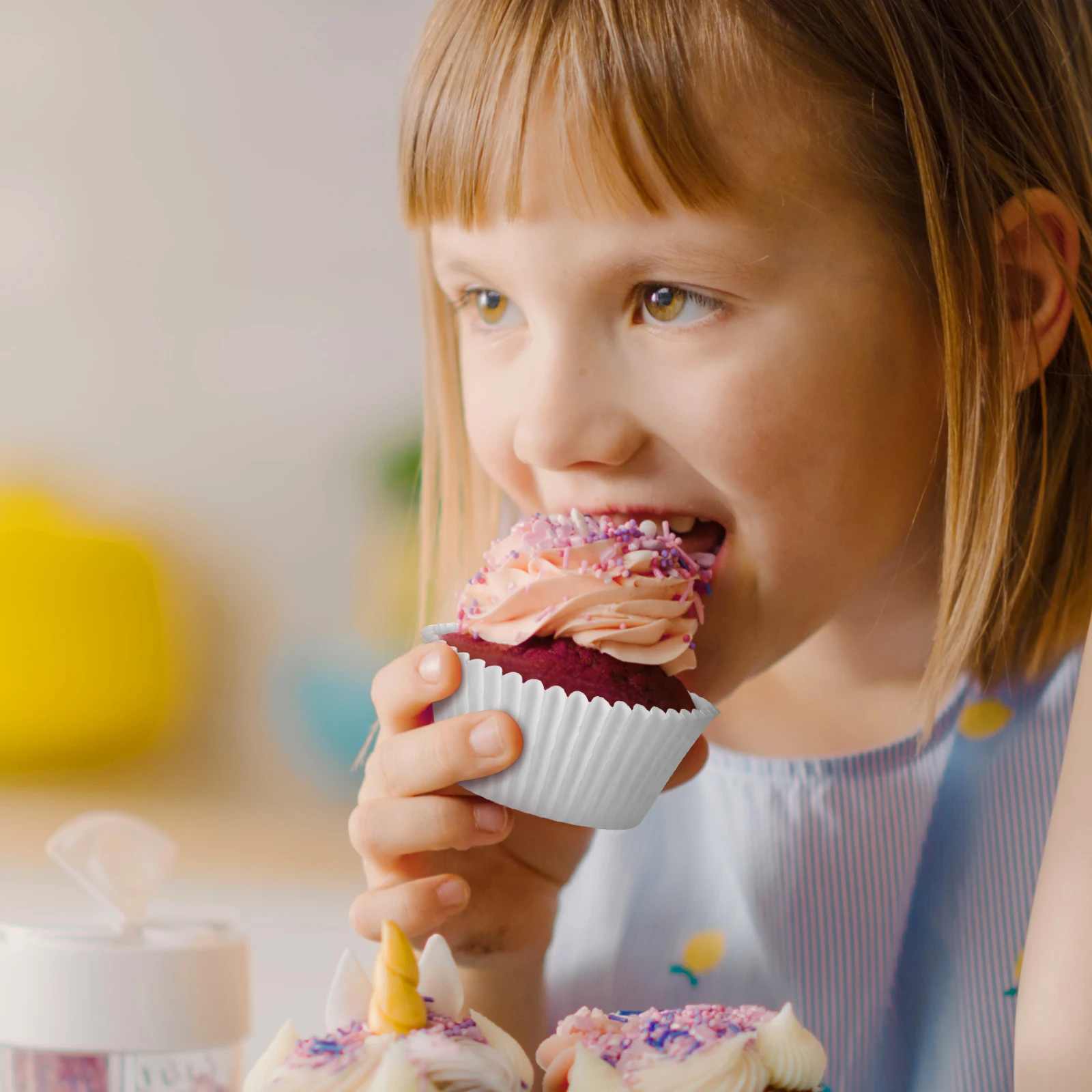 

100pcs Large Baking Cups Oil Proof Food Grade Paper Cupcake Liners White Greaseproof Cake Muffin Wrappers Holder