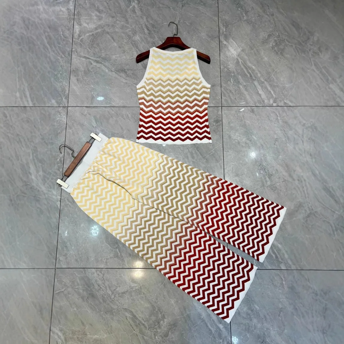 Set da donna europeo americano moda 2025 estate nuovo colore bar modello onda canotta elastica lavorata a maglia + pantaloni set da sera femminile