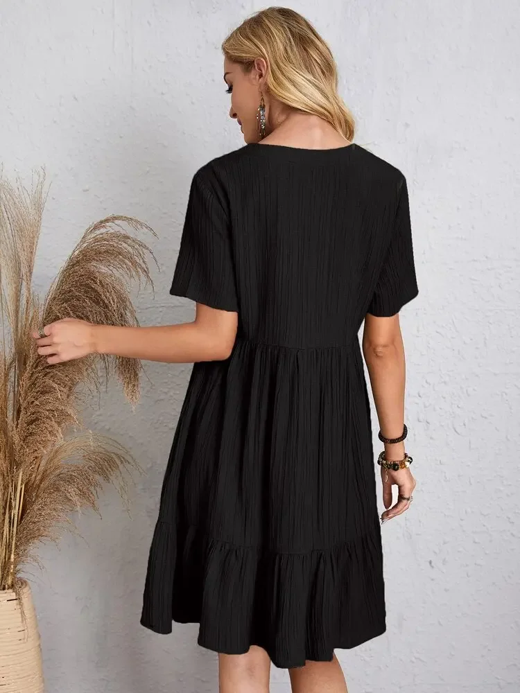 Elegantes Damen-Minikleid mit V-Ausschnitt und kurzen Ärmeln, einfarbig, locker geschnitten, mit Rüschensaum, lässiges Boho-Sommerkleid für den Urlaub am Strand. – Detail 35