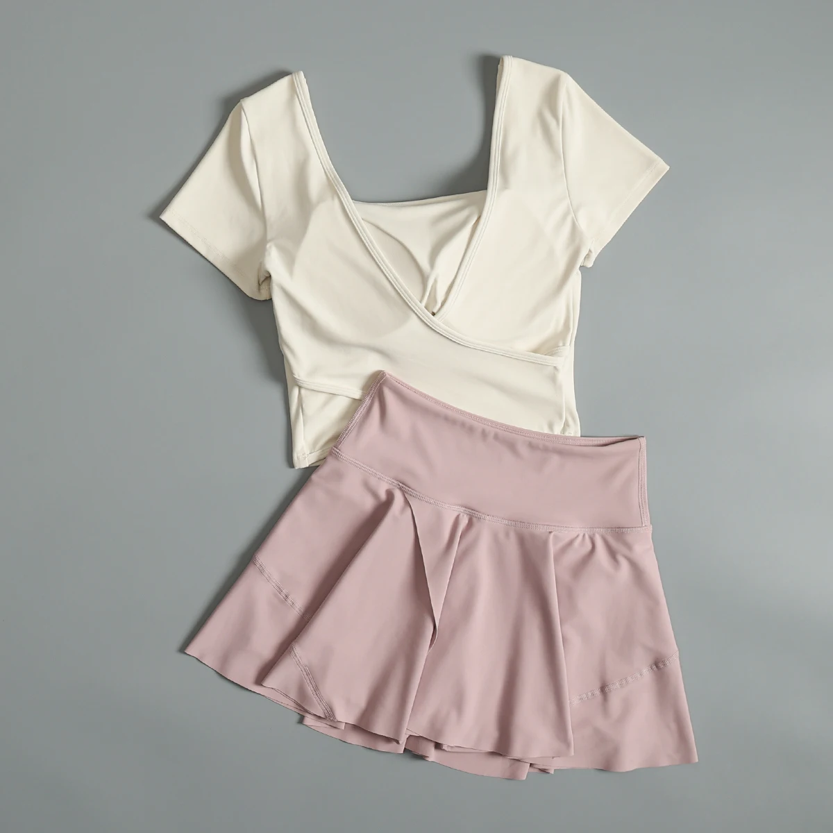 

Теннисный спортивный костюм для женщин, летний, сексуальный, красивый, для йоги на спине, с нагрудной подушечкой, с коротким рукавом, для фитнеса, быстросохнущий, 2021, новый утро