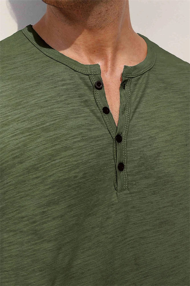 Herren-Baumwoll-T-Shirt, modisches Knopf-Design, atmungsaktiv, einfarbig, kurzärmelig, Henley-Ausschnitt, Tops, schmale Passform, gemütliche männliche Freizeit-T-Shirts – Detail 6