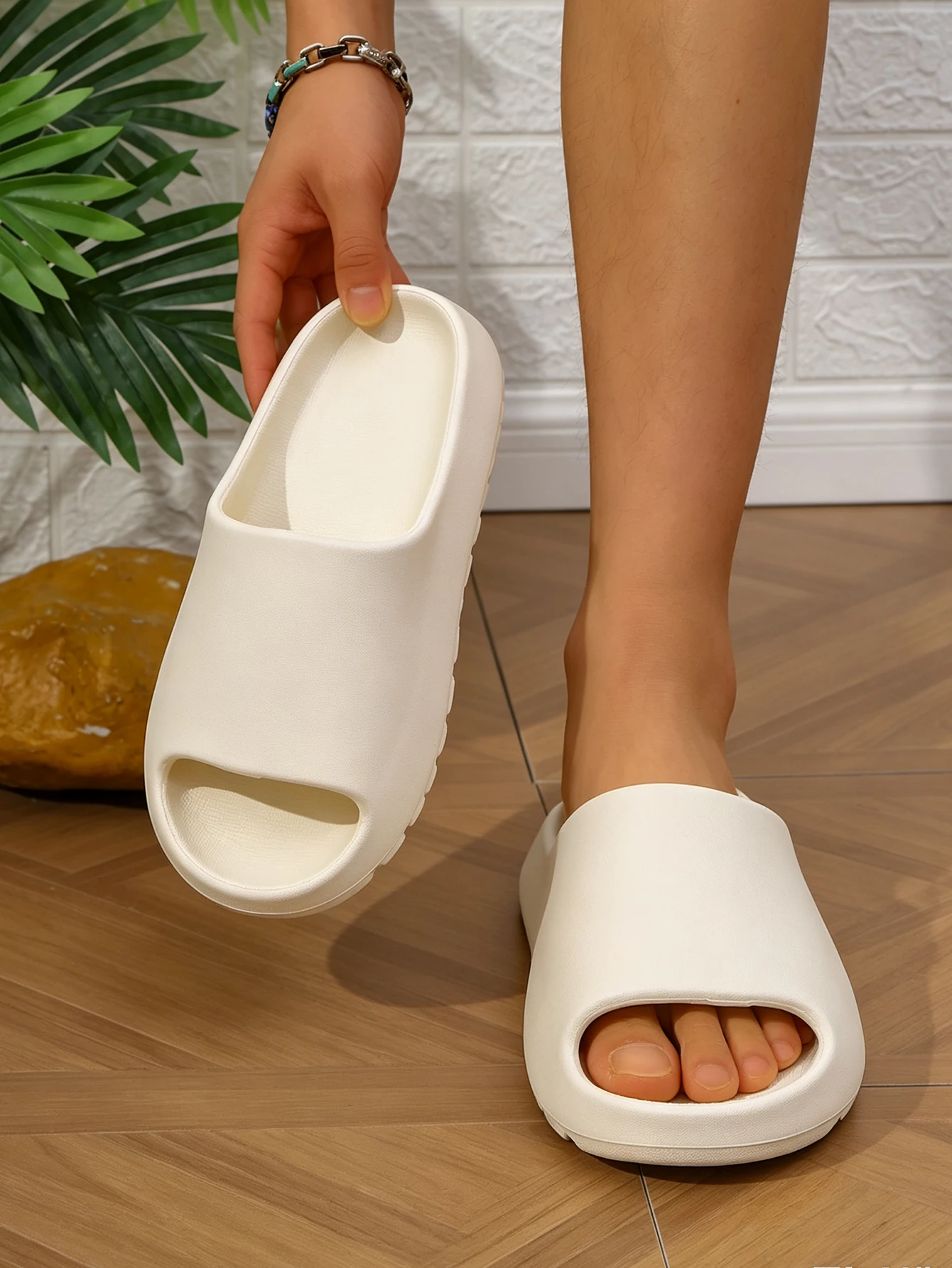 All-season women's multi-size indoor simple trendy flat slip-on lightweight comfortable slide sandals suitable for home and outdoor use, available in large sizes