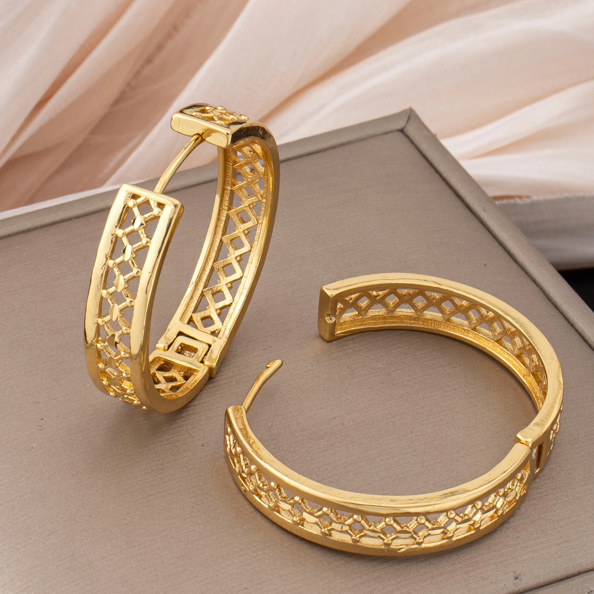 Diamond-shaped Hollow Hoop Earrings Round Alloy Earrings Jewelry Accessories Retro Fashion for Brides Women Gifts