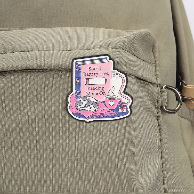 Social Battery Emaille-Abzeichen Buch Katze Kaffee Rosa Cartoon-Pins Gemütliche Introvertierter-Zitat-Broschen Anstecknadel-Set Schmuckgeschenke – Detail 3