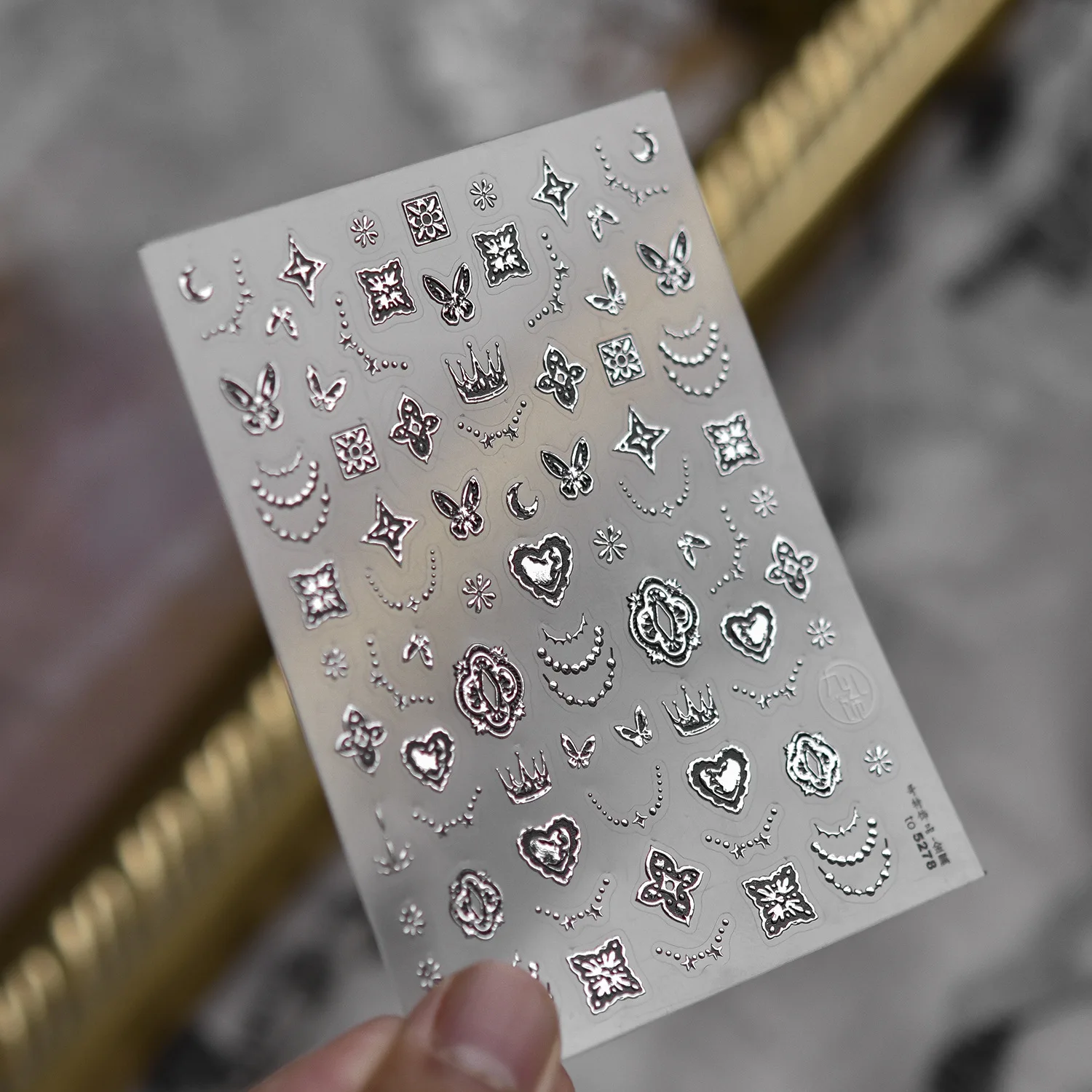 Schwarze und Rosa Schleifen-5D-Nagelaufkleber: Kreuz, Musiknoten, Herzschloss, Riemen, Spitze, Polka Dots, Flügel, Herz – Selbstklebende Maniküre-Sticker – Detail 15