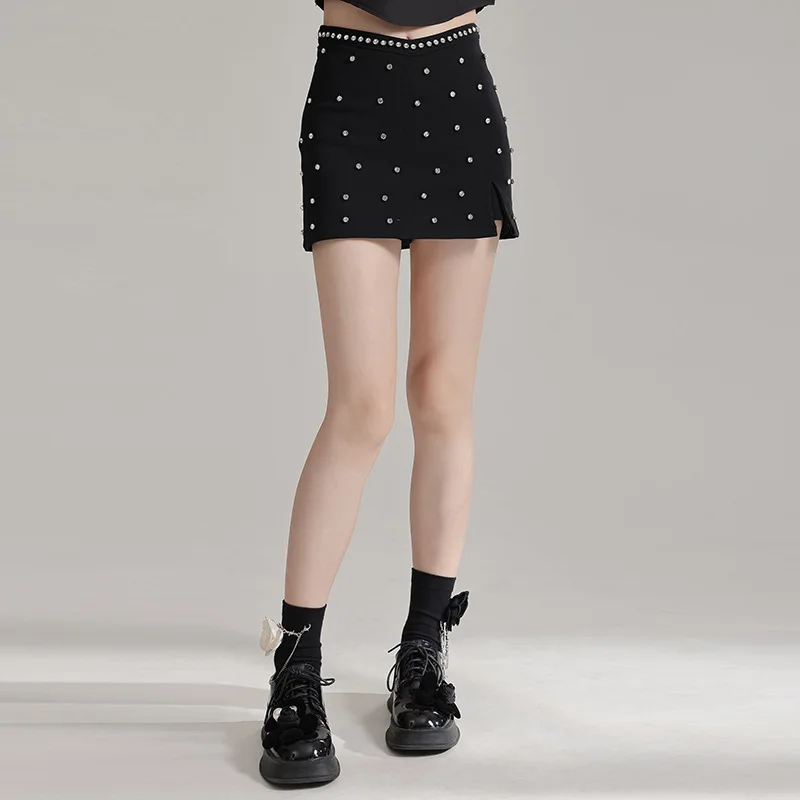 

2024 Summer New Fashionable Design Short Skirt Heavy Industry Nail Bead Side Split Anti glare Small Black Skirt