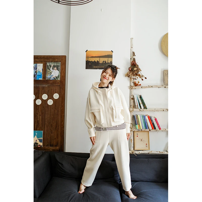 

ZOEPRO Ivory Air Layer Hooded Oversized Coat with Large kets Women's Loose Fit Trousers Faionable oulder Drop Design