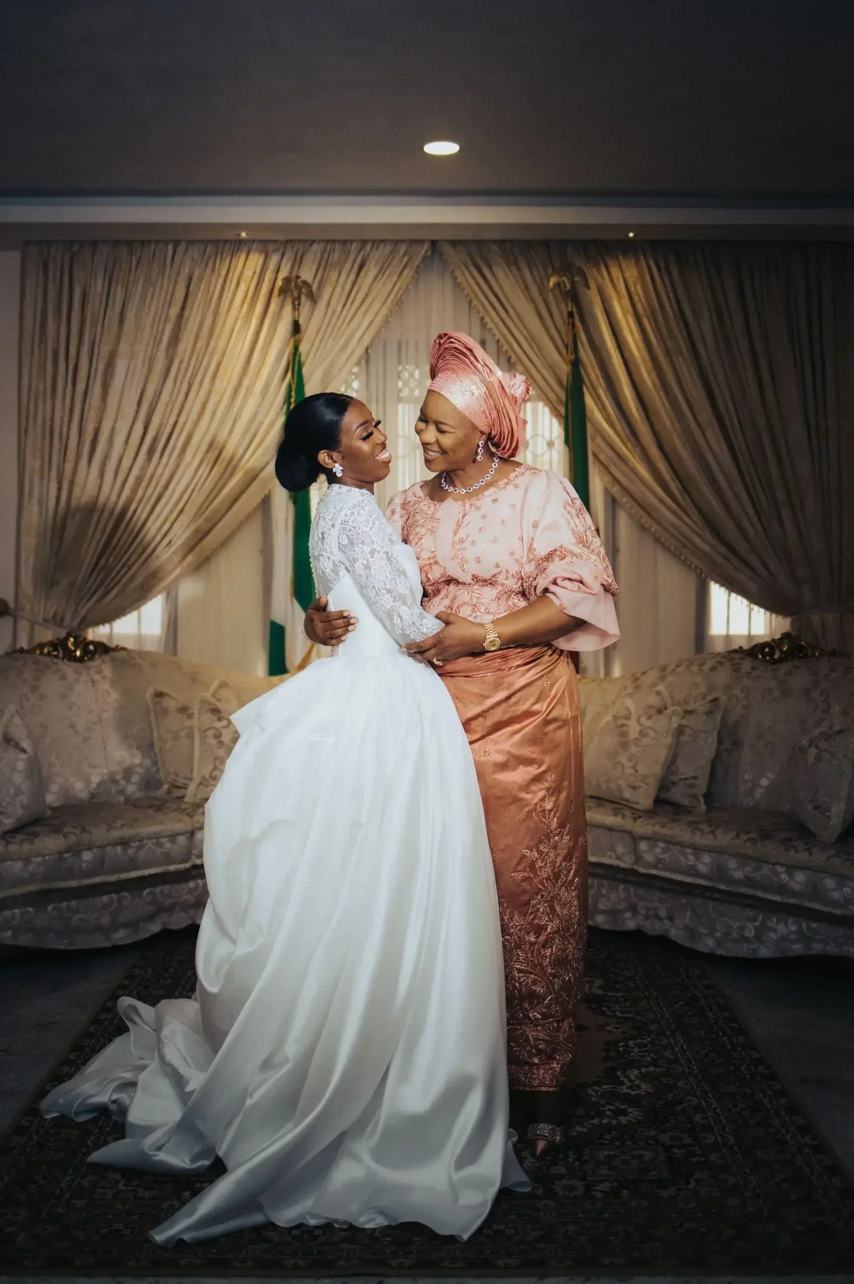 Aangepaste hoge kraag kanten applicaties vestidos baljurk trouwjurken kapel trein lange mouwen parels knoppen terug bruidsjurk