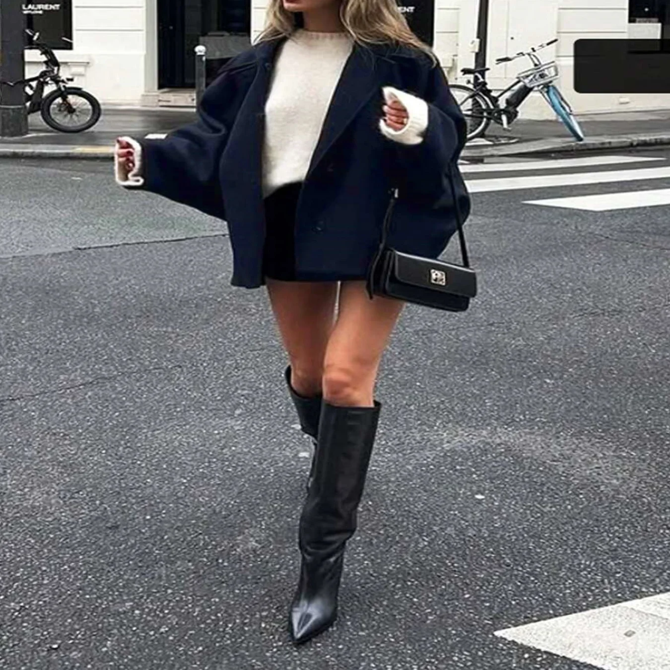 

This elegant dark blue double-breasted short woolen coat for women in autumn and winter is slimming and versatile