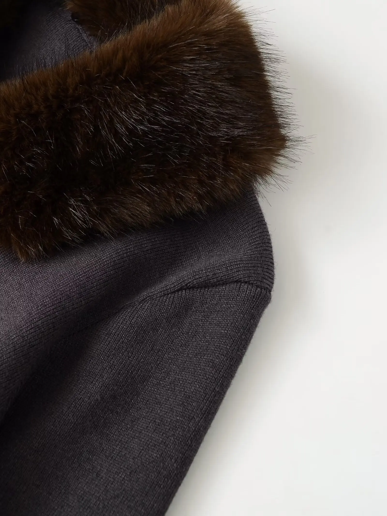 เสื้อสเวตเตอร์แฟชั่น KONDALA ปี 2025 สำหรับผู้หญิง สีเทา สไตล์วินเทจ ตกแต่งผ้าขนสัตว์เทียม ปกเสื้อแบบปกเชิ้ต ดีไซน์หรูหรา กระดุมแถวเดียว เสื้อถักไหมพรม เสื้อคลุมคาร์ดิแกนสำหรับผู้หญิง