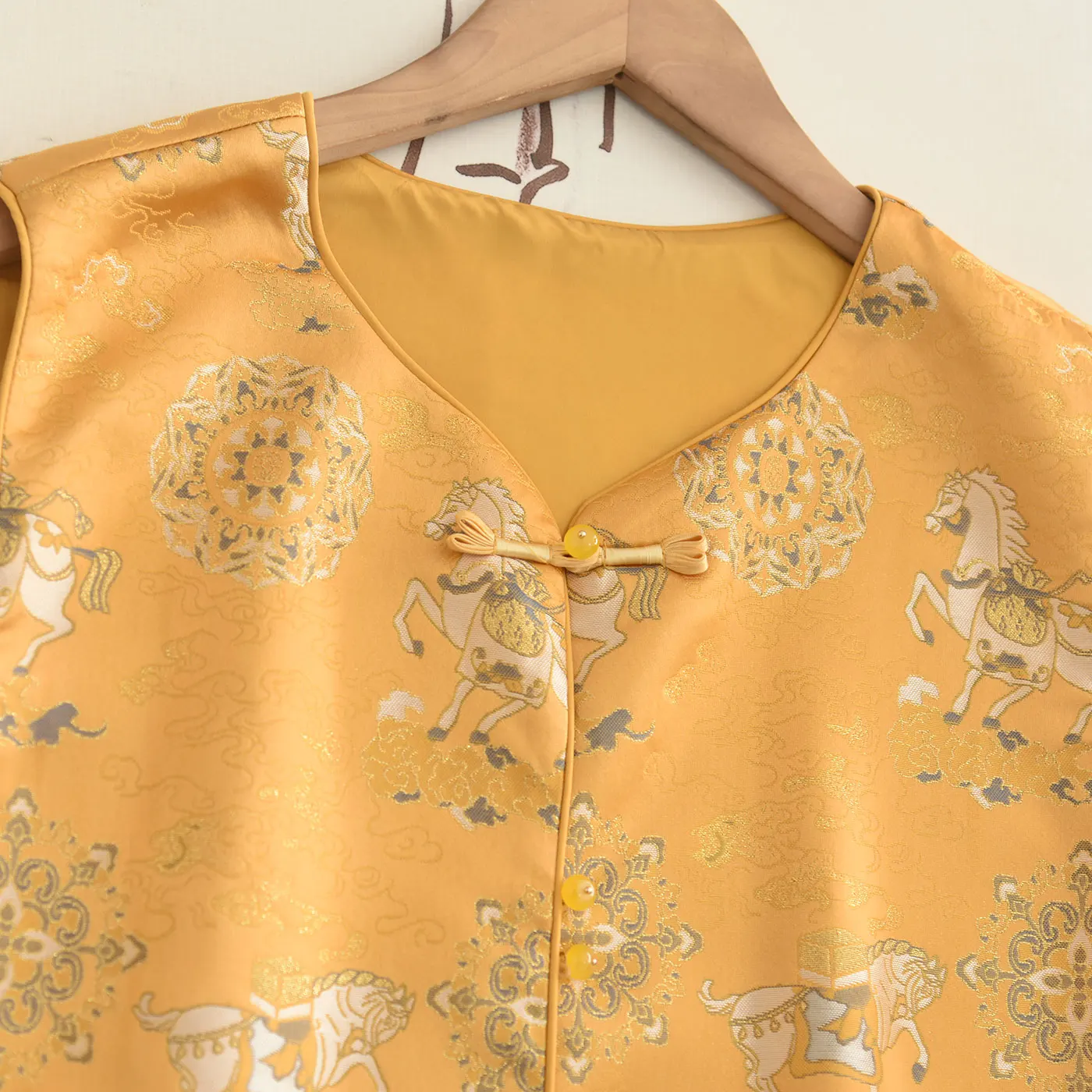 New Chinese Style Yellow  Pattern Embroidered Vest Top Women's Fashion Spring Summer 2026 Open Cardigan Single Button