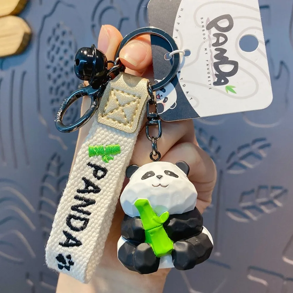 خشبية منحوتة الباندا المفاتيح عناق الخيزران الباندا لطيف حقيبة بنقوش كرتونية قلادة جالبة للحظ حلية رائعة الإبداعية سيارة كيرينغ على ظهره