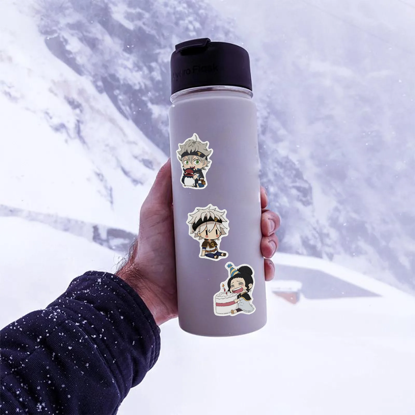 50 peças anime preto trevo de cinco folhas personagem graffiti adesivo pvc mala pessoal corpo do carro