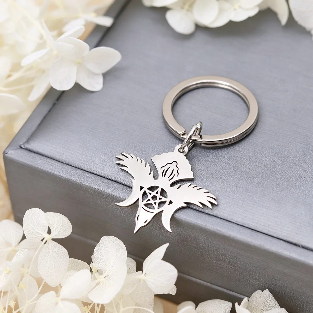 Stainless Steel Triple Moon Pentagram Iris Symbol Keychain Pendant For Men Women Key Chains Gothic Jewelry Bag Deco Gifts