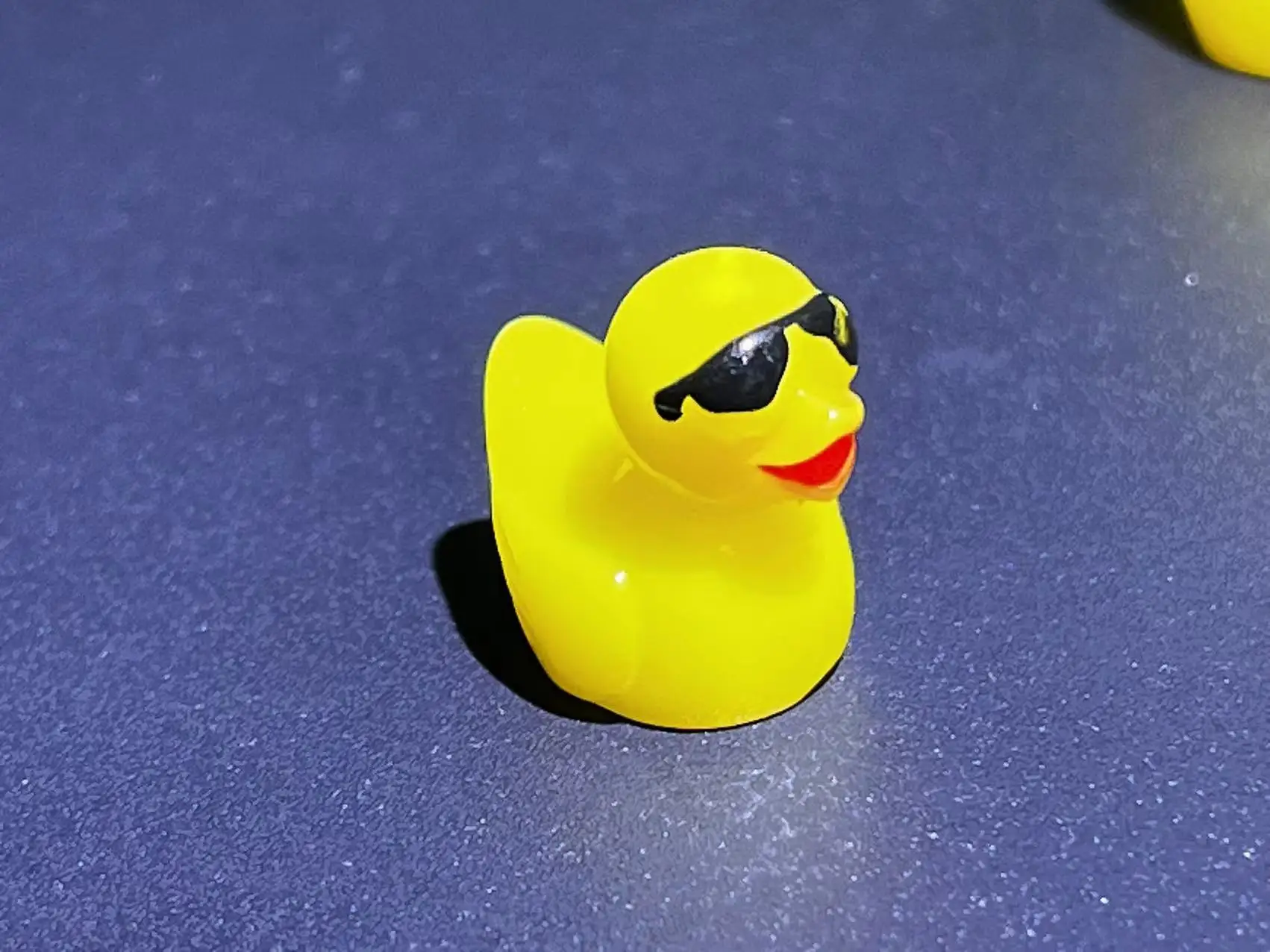 50-100 buah miniatur bebek kuning dengan kacamata, aksesori Kawaii dekorasi lanskap mikro Resin bebek Mini