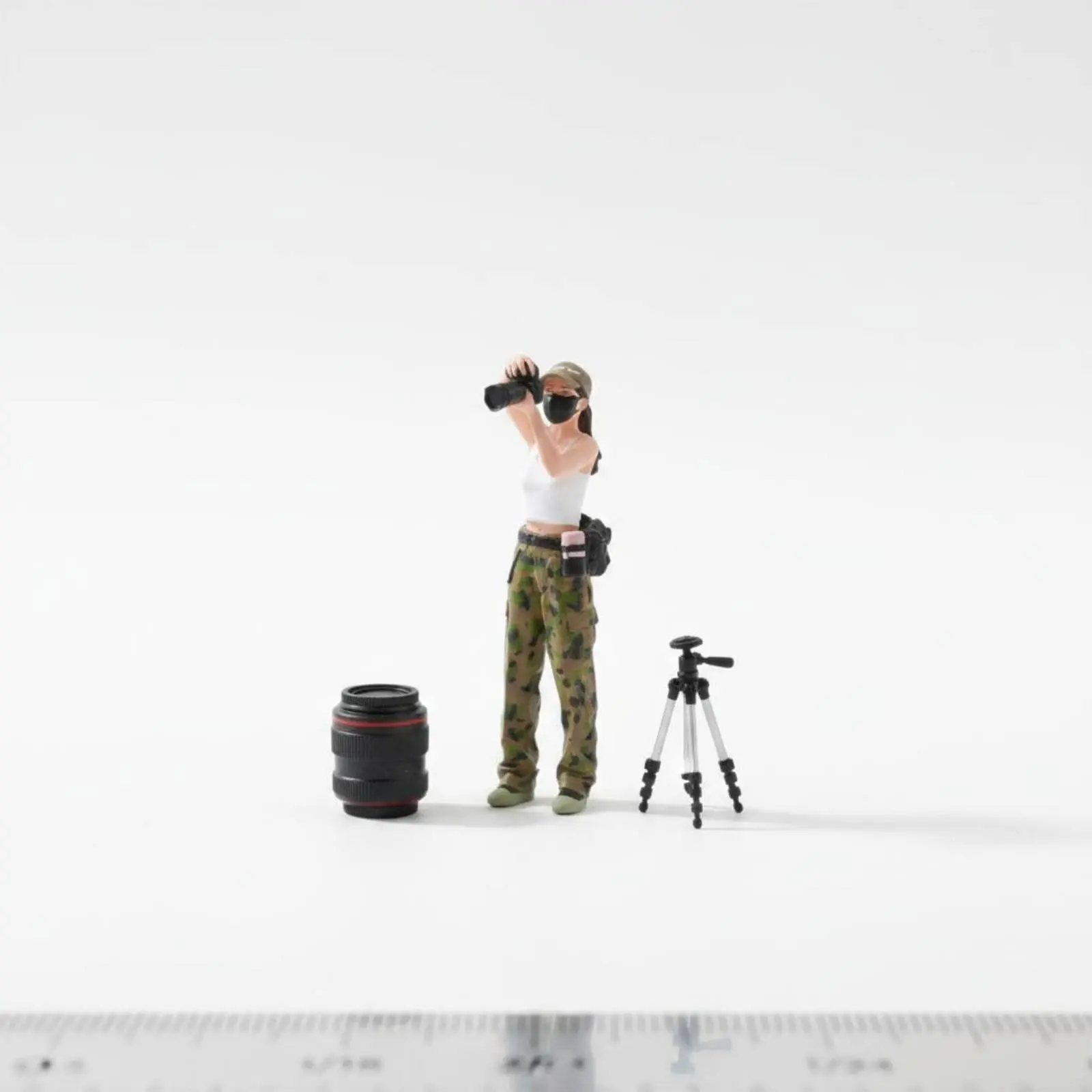 

Hand-Painted Photographer Figure Finely Detailed Female Photographer Figurine Miniature Scene Accessory for Hobbyists, Dioramas