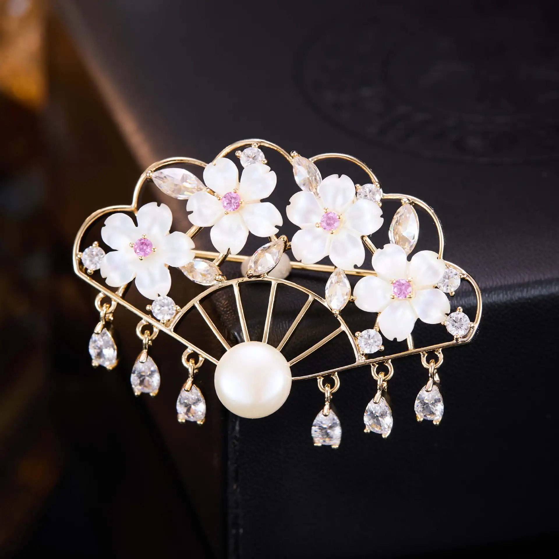 Fashion Chinese Style Fan Shell Pearl Vintage Brooch Women Lapel Pin Ornament For Holiday Gathering Casual Events