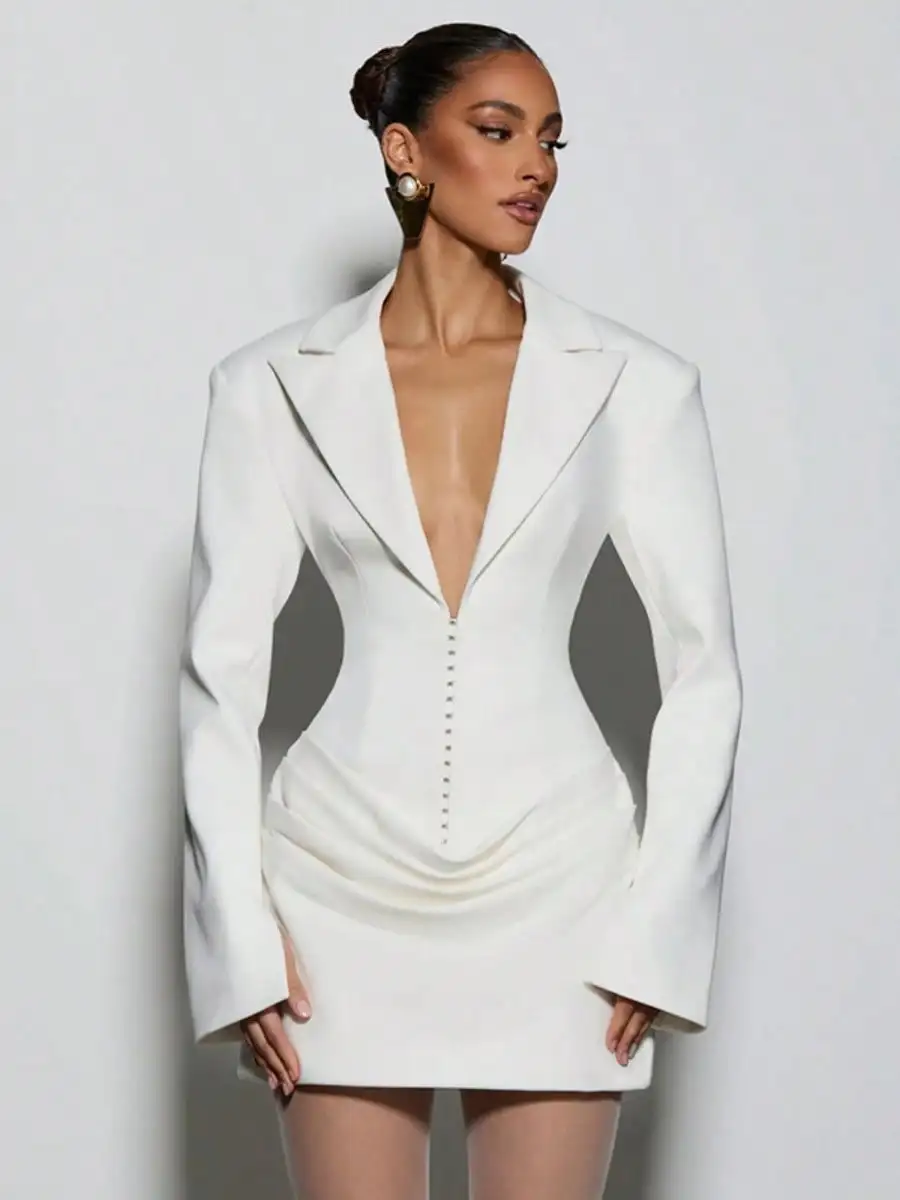 

Женское белое мини-платье-блейзер с глубоким V-образным вырезом, драпировкой на талии и декоративной отделкой из заклепок