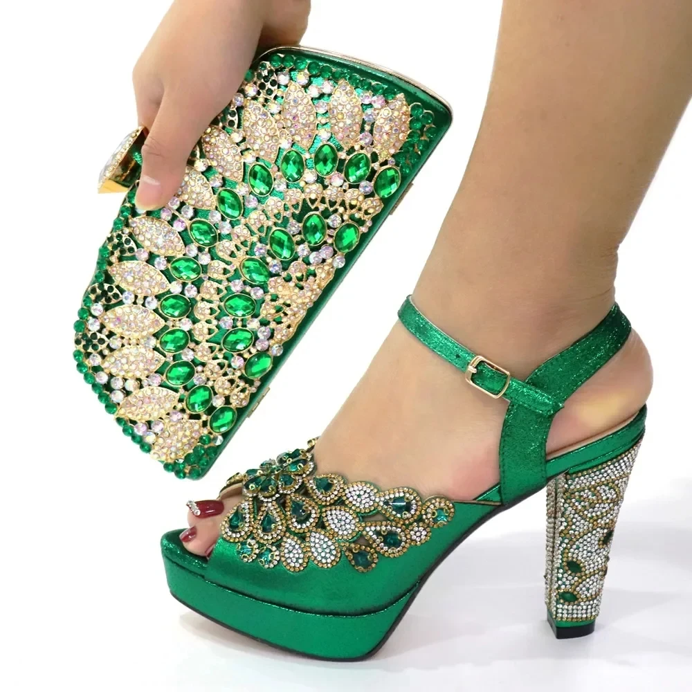 Tacchi di vendita a punta per le donne 2024 eleganti décolleté con diamanti pieni di colore verde per feste Set coordinato di scarpe e borse italiane