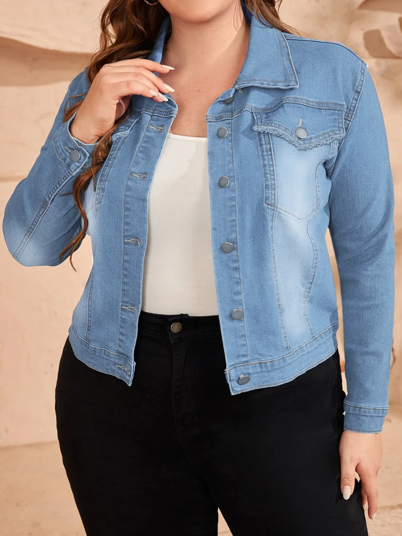 

Plus-size women's short denim jacket, with a washed button design, casual and loose fit.