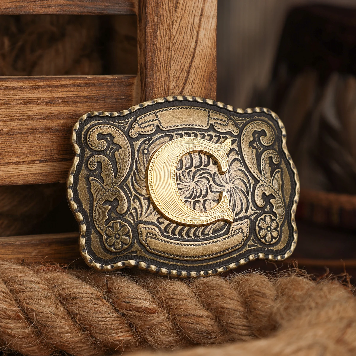 مشبك حزام على الطراز الغربي مصنوع من مادة معدنية، مع مشبك حزام قديم وإبزيم واحد بأحرف منقوشة