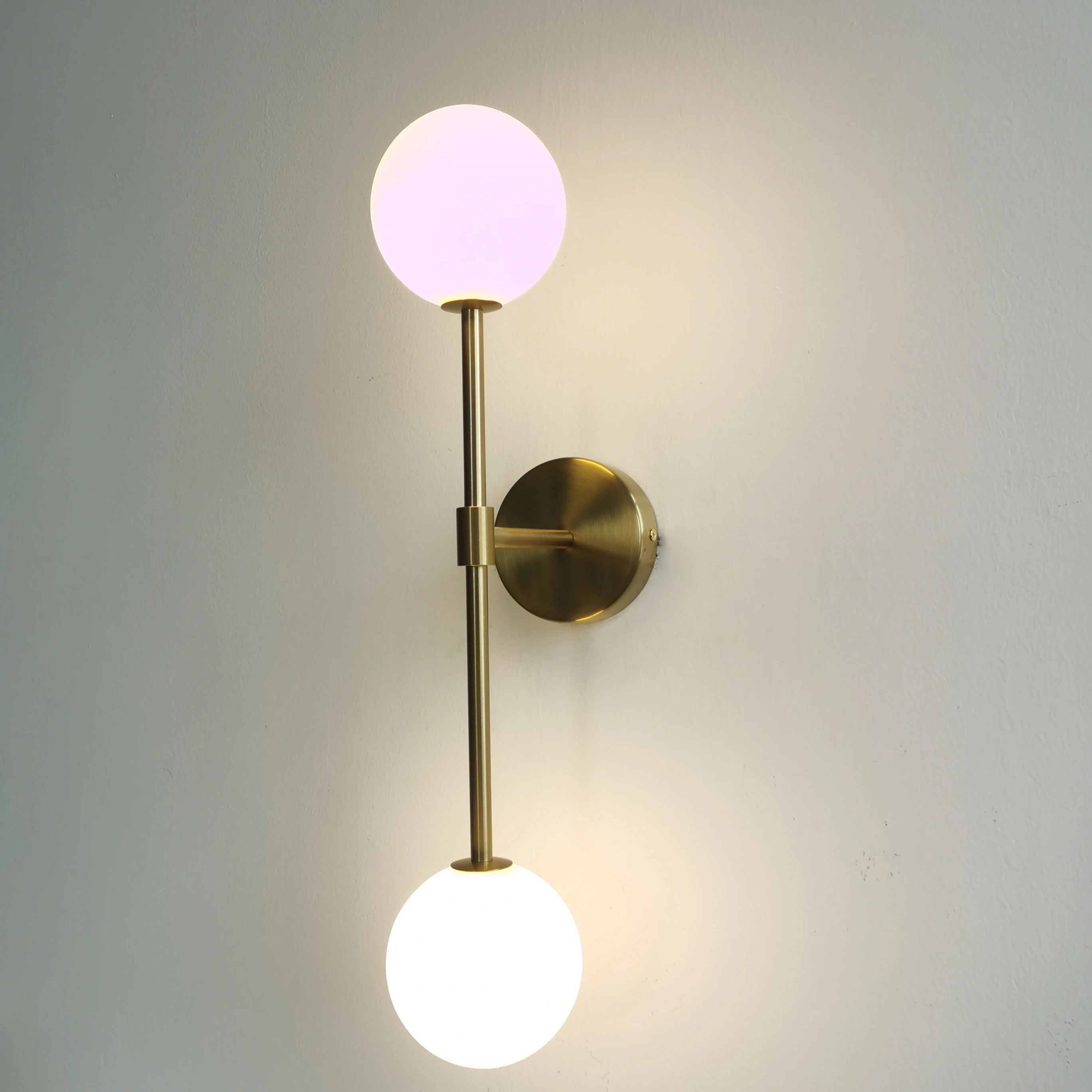 Lámpara Led de pared moderna, luces doradas con bola redonda de cristal lechoso, candelabro de pared con bombillas dobles G4