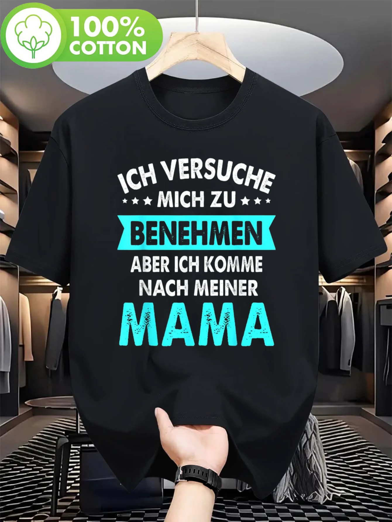 Lustiges T-Shirt mit deutschem Sprichwort – Ich versuche, ordentlich zu verhalten, aber ich gehe nach meiner Mutter. |   Schwarz mit weiß-blauem Aufdruck mit deutschem Text, lässiges