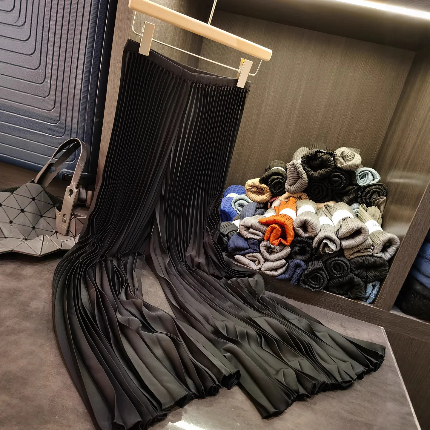 Miyake จีบกางเกงจีบ Collision บางส่วนหลวมตรงขากว้างขากางเกงสบายๆ 2025 ฤดูร้อนกางเกงหญิง