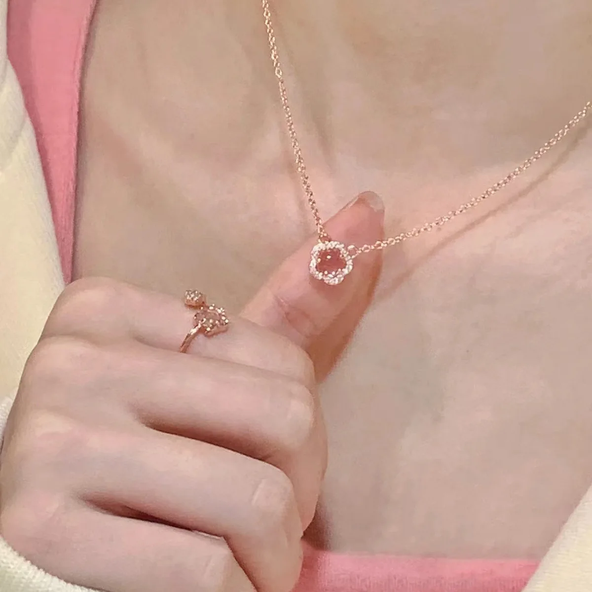 

Romantic Women's Cherry Blossom Necklace Pink Peach Blossom Pendant Cute Sweet Girls Gift New Fashion Luxury Jewelry