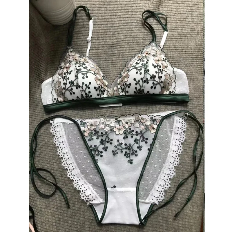 Girls Thin Underwear Sexy Embroidered Flower Bra Set No Steel Ring Underwear Sets Big Breasts Small Lingerie with Panty