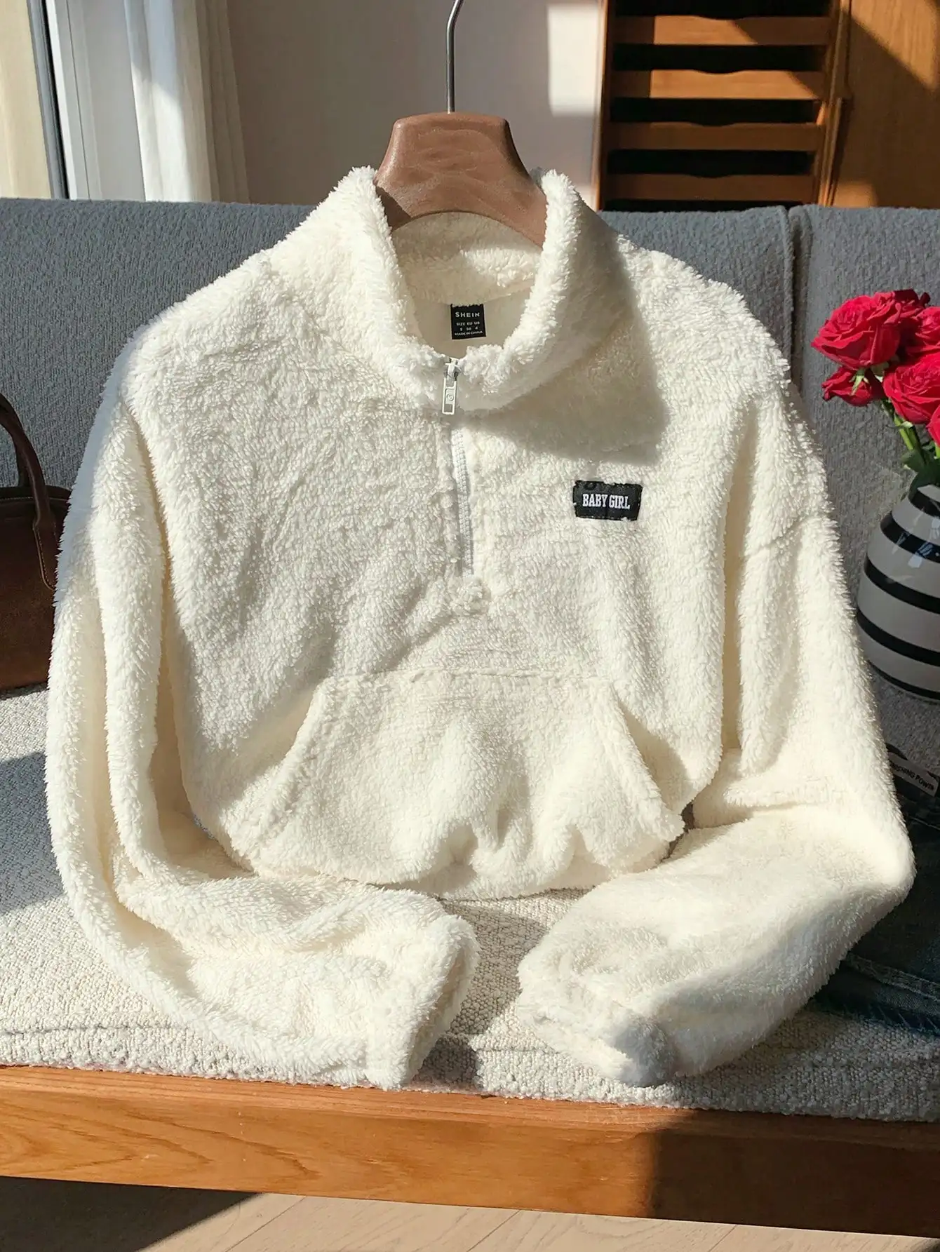 

Women's White Fleece Half-Zip Cropped Sweatshirt with Letter Patch, Cozy Fall/Winter Casual Top