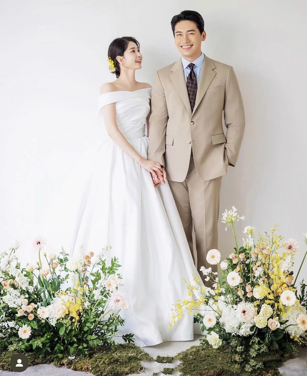 MODX فساتين زفاف كورية بيضاء بسيطة لالتقاط الصور قبالة الكتف على شكل حرف a طول الأرض مطوي الأميرة فساتين الحفلات المسائية #2