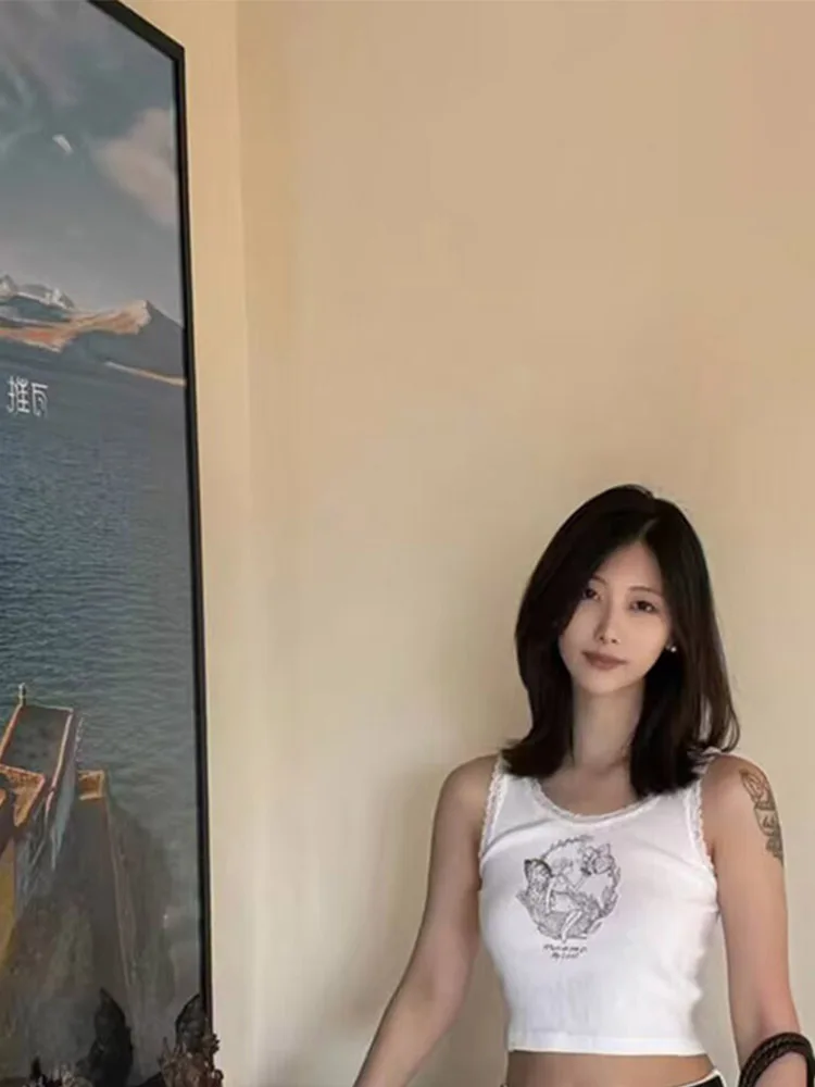 

Белый приталенный короткий жилет для женщин, сладкий и пряный летний новый стиль, топ без рукавов с круглым вырезом и персонализированным принтом,