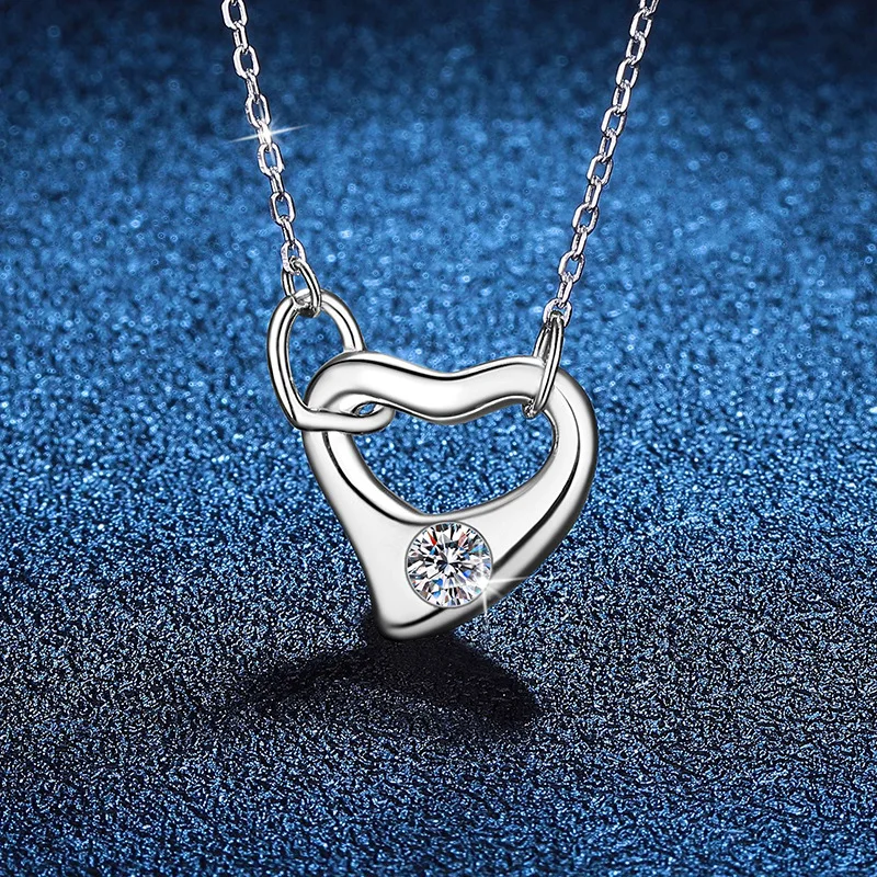 

Design A New Moissanite Platinum PT950 18K Gold Necklace Pendant with A Heart-shaped Double Buckle Collarbone Chain Necklace