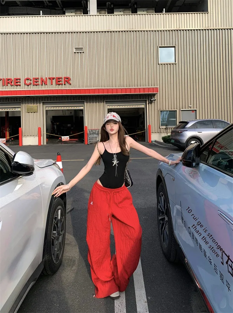 

Модный женский летний комплект из двух предметов: однотонный комбинезон с открытой спиной и широкими брюками на шнуровке с высокой талией