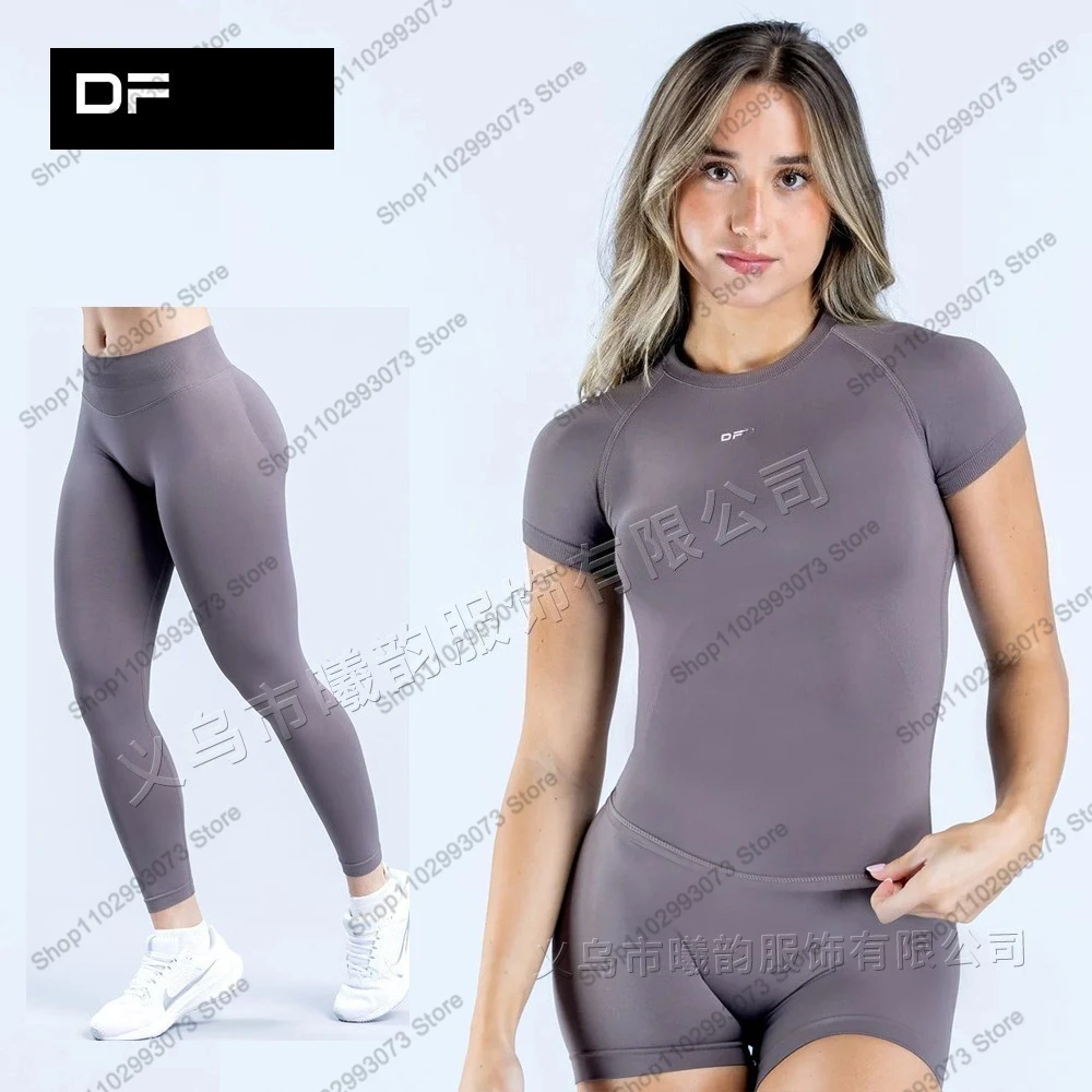 Tweedelige yogakleding voor dames, bestaande uit een top met korte mouwen en een legging/short met hoge taille, geschikt voor trainingen in de sportschool