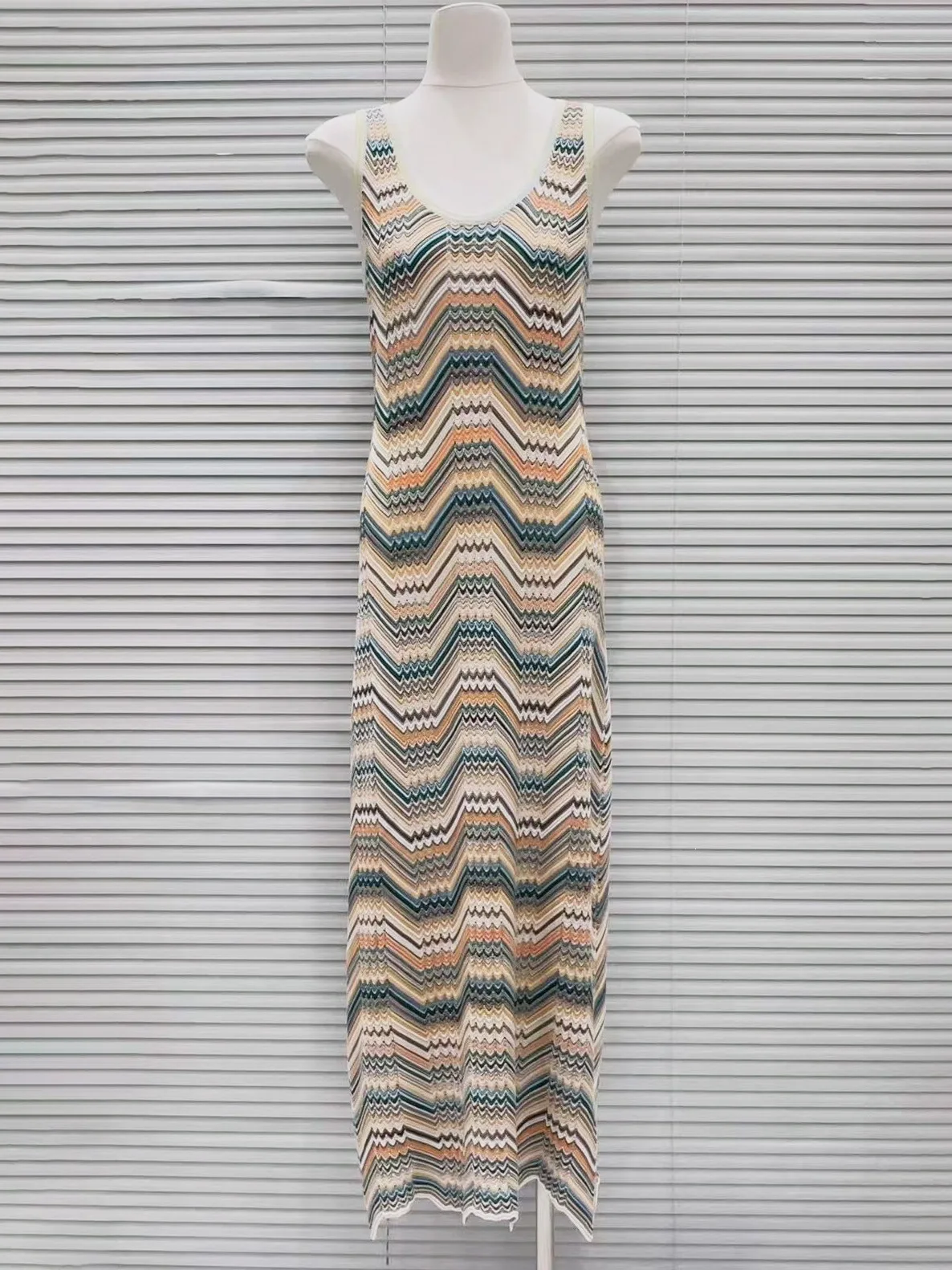 High-End Version Luxury Design Fashion Color Block Wave Pattern Slim Fit Knitted Vest Long Dress Casual Style City Walk Dress