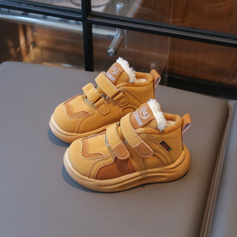 รองเท้ากีฬาเด็ก ปี 2025 รุ่นใหม่สำหรับฤดูหนาว รองเท้าลำลองแบบสวมใส่สบาย รองเท้าวิ่งกลางแจ้ง รองเท้าพื้นเรียบอเนกประสงค์