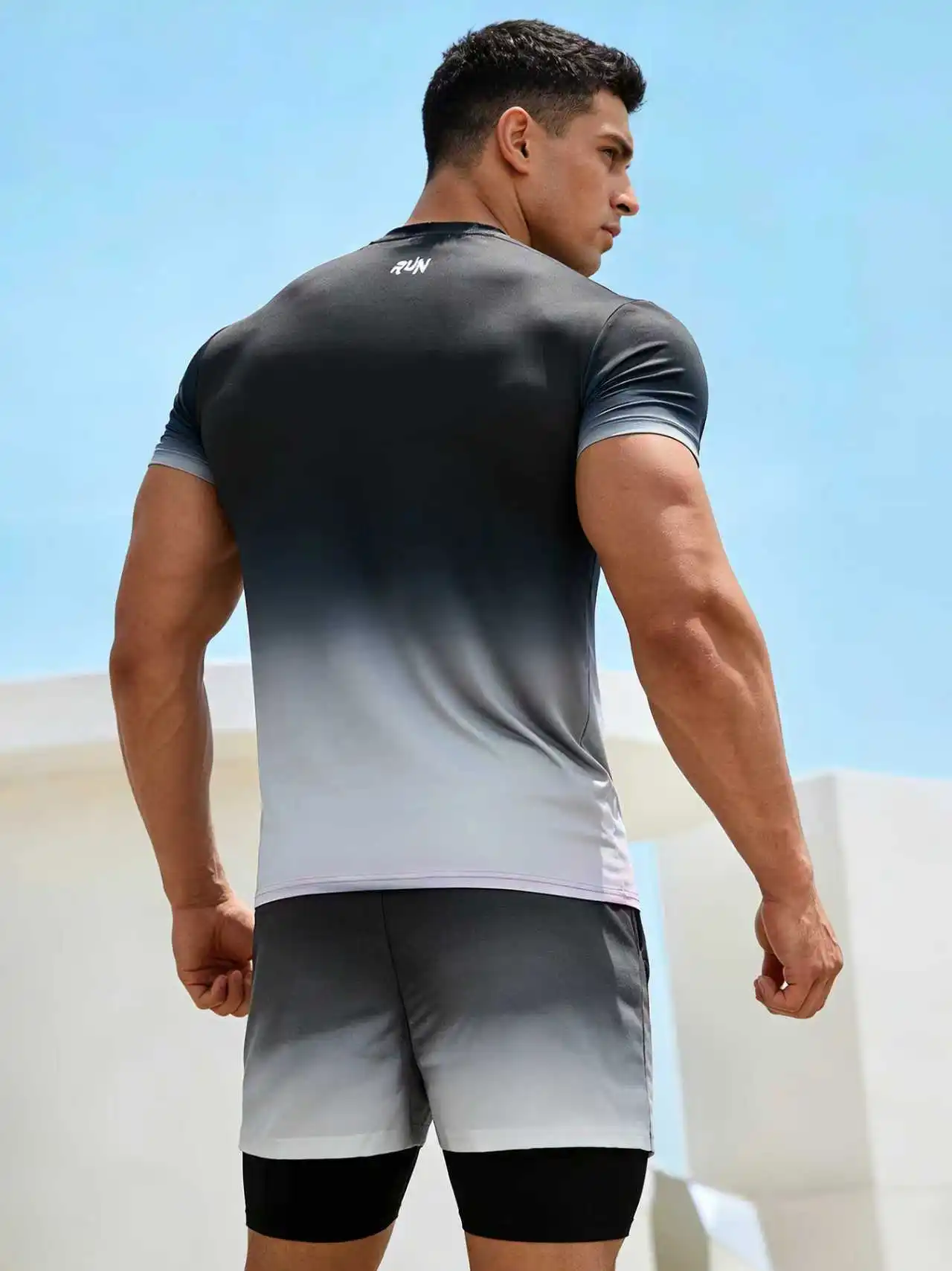 طقم ملابس رياضية صيفية للرجال للياقة البدنية والجري بأكمام قصيرة تي شيرت برقبة دائرية سريعة الجفاف رفيعة كاجوال مكونة من قطعتين