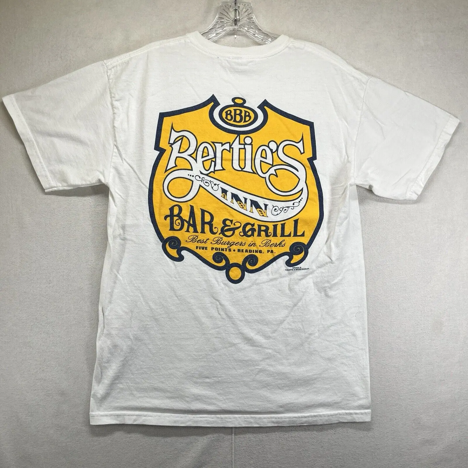 Berties Inn T Shirt Mens Size Medium Best Burgers in Berks BBB Bar Pub