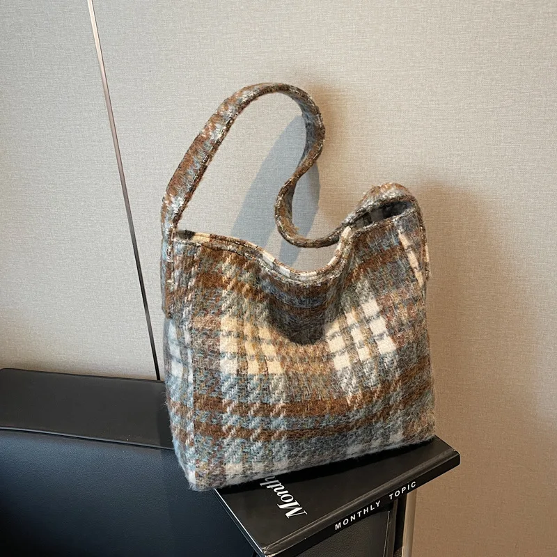 Bolso de mano a cuadros a la moda de otoño e invierno para mujer, nuevo bolso de hombro de gran capacidad de gama alta, bolso de viaje de estilo extranjero 2024