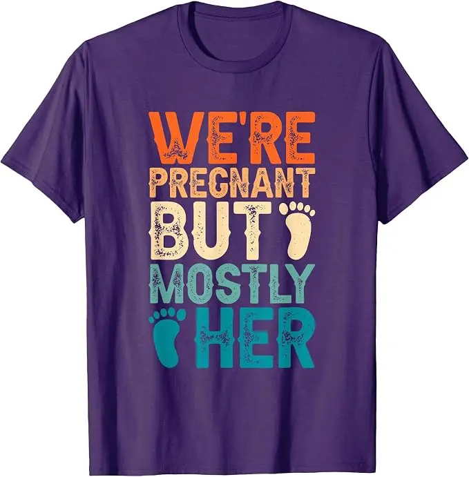 Wir sind schwanger, aber es ist hauptsächlich ihre Sache, Paar-Schwangerschaftsankündigungs-T-Shirt, Y2k-T-Shirt mit Grafik für den ersten Papa und die erste Mama, personalisiert – Detail 16
